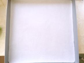 准备两个28乘28的方盘，按照方盘大小，剪裁两张油纸铺在方盘底部，没有两个方盘的用一个也可以，油纸同样剪裁两张，另外一张放一旁备用