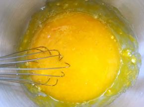 先来做虎皮层，烤箱预热200度，8颗蛋黄加40克糖粉搅拌