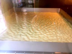 我用的是ACA的烤箱，进炉2分钟后，明显能看到蛋黄糊因遇高温，形成了波浪起伏得褶皱纹路