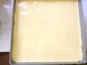 之后将面糊倒入模具内，用刮刀将表面刮平正，入烤箱200度烤8分钟