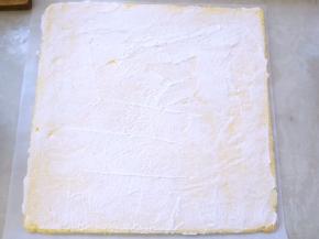 将剩下的淡奶油抹在虎皮蛋糕层上，之后放上刚刚卷起的蛋糕卷，用擀面杖一起卷起来