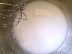 在烘烤虎皮蛋糕层的时候，我们来做蛋糕层，我习惯用后蛋法，先将玉米油跟牛奶混合，用蛋抽快速搅拌至乳化状态