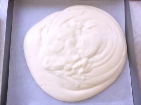 之后将面糊抬高20厘米倒入方盘内，抬高倒入模具内，可以减少大气泡的产生