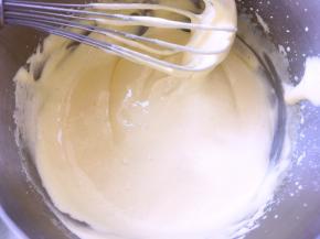 用蛋抽翻拌均匀，蛋黄糊很容易消泡，注意翻拌手法要轻柔，最后再用刮刀将底下的蛋抽翻拌不到的地方，也翻拌均匀