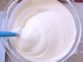 最后再用刮刀将底下的，蛋抽翻拌不到的地方翻拌均匀