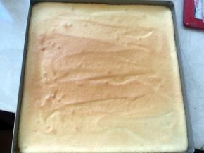 蛋糕层烤好后取出，放一旁降温，降至不烫手时，用刮刀刮一下四周