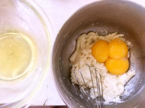 分离鸡蛋，蛋白打至干净容器，蛋黄加入到面糊中