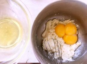 分离鸡蛋，蛋白打至干净容器，蛋黄加入到面糊中