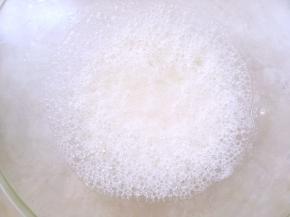 之后来打发蛋白，蛋白加几滴柠檬汁，分三次加入细砂糖，打蛋器全程低速打发，打出大眼泡状，加入第一次砂糖