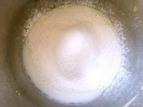 过筛低筋面粉，用蛋抽画Z字搅拌均匀，无干粉颗粒即可