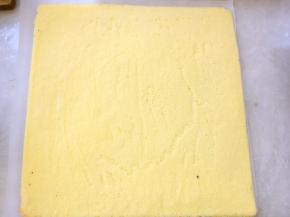 同样的方法，将虎皮层油纸揭掉，记得虎皮层表面也要铺上油纸