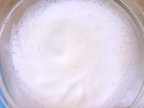 打发至浓稠状态，加入第二次砂糖