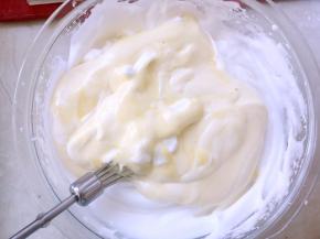 之后将翻拌好的面糊倒回蛋白霜中，继续用蛋抽翻拌均匀