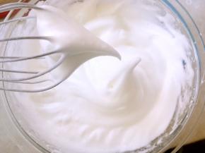 继续打发至湿性发泡，打蛋器提起有个长长的尖，但不滴下来即可