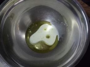 戚风蛋糕我使用的是后蛋法，
先将玉米油和牛奶倒入打蛋盆
