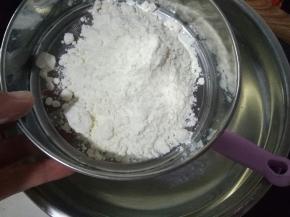 筛入低筋面粉呈“Z”字型搅拌至无干粉