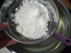 筛入低筋面粉呈“Z”字型搅拌至无干粉