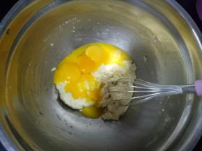 分离蛋清蛋黄，蛋黄倒入面糊中，呈“Z”字型搅拌均匀