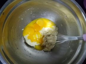 分离蛋清蛋黄，蛋黄倒入面糊中，呈“Z”字型搅拌均匀
