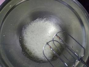 蛋清滴几滴白醋打发至鱼眼泡，分三次加入细砂糖，打至硬性发泡状态（即提起打蛋器有一个直直的小尖角）（步骤图不见了