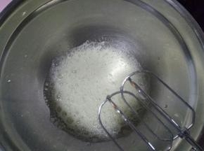 蛋清滴几滴白醋打发至鱼眼泡，分三次加入细砂糖，打至硬性发泡状态（即提起打蛋器有一个直直的小尖角）（步骤图不见了