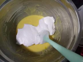 取1/3蛋白霜倒入蛋黄糊中，用刮刀翻拌均匀