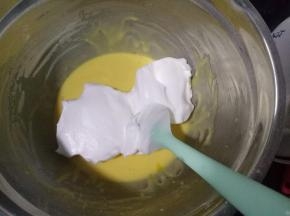 取1/3蛋白霜倒入蛋黄糊中，用刮刀翻拌均匀