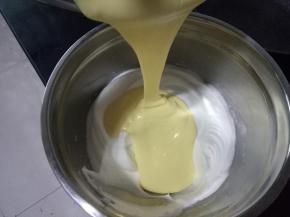 翻拌均匀后再倒入剩下的蛋白霜中，继续翻拌均匀（切记不要划圈搅拌，以免蛋白消泡）