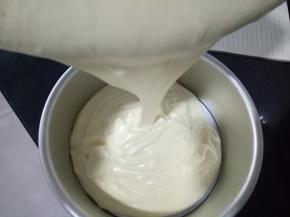 拌匀后在离磨具大约高20厘米的地方将蛋糕糊倒入模具中，(面糊倒入模具8分满就可以了，多余的可以做纸杯蛋糕)