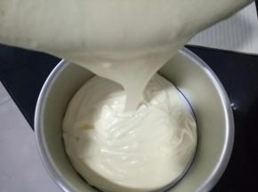 拌匀后在离磨具大约高20厘米的地方将蛋糕糊倒入模具中，(面糊倒入模具8分满就可以了，多余的可以做纸杯蛋糕)