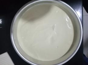 用刮刀将表面刮平，轻震几下，震去大气泡