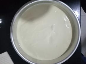 用刮刀将表面刮平，轻震几下，震去大气泡