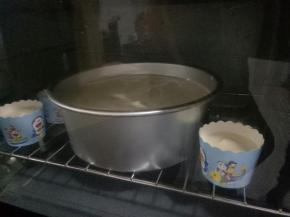 送入预热好的烤箱，150度上下火中层烤50分钟左右