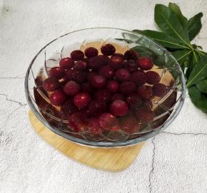 把它放入淡盐水中浸泡20分钟，这个时候就好多的虫虫全部爬出来了。