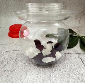 把容器的底部垫上一层的冰糖，然后再放上一层的杨梅。