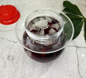 加入没过食材的白酒。