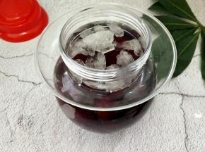 加入没过食材的白酒。