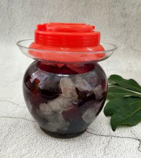 把盖子拧紧放到阴凉的地方，隔两到三天晃动一次，15到25天就可以开喝啦。