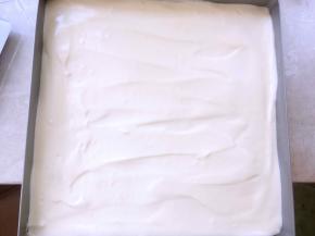 用刮刀将表面刮平正，入烤箱175度烤20分钟