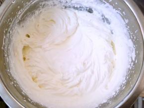 烘烤蛋糕卷的时候，来打发淡奶油，淡奶油加糖粉搅拌均匀，打发出清晰纹路，入冰箱冷藏备用