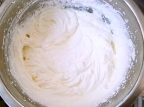 烘烤蛋糕卷的时候，来打发淡奶油，淡奶油加糖粉搅拌均匀，打发出清晰纹路，入冰箱冷藏备用