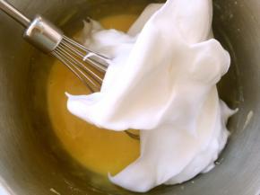 取三分之一蛋白霜，加入到蛋黄糊中，先用蛋抽翻拌均匀