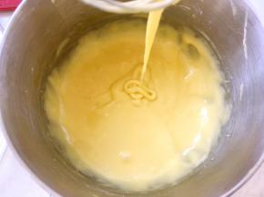 用蛋抽画Z字将蛋黄与面糊搅拌均匀顺滑