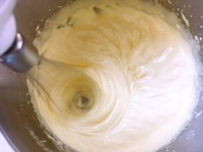 用打蛋器高速打发至蛋黄蓬松，颜色变浅发白