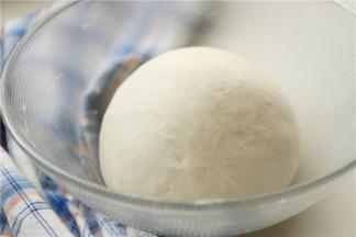 面团材料揉成光滑的面团，可以借助面包机厨师机等。揉好的面团醒发一会，加入一点点盐会很有延展性，这样做饼的时候才不会露馅。