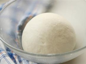 面团材料揉成光滑的面团，可以借助面包机厨师机等。揉好的面团醒发一会，加入一点点盐会很有延展性，这样做饼的时候才不会露馅。