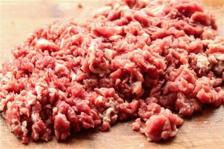 香河肉饼最早是突厥人招待贵客的美食，所以通常选用牛羊肉，我用了牛里脊肉，剔去筋膜，先切成薄片。