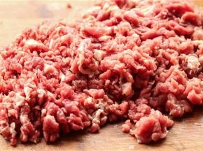 香河肉饼最早是突厥人招待贵客的美食，所以通常选用牛羊肉，我用了牛里脊肉，剔去筋膜，先切成薄片。