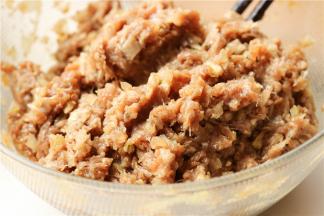 加入五香粉、盐和花生油搅拌均匀，肉馅就做好了。