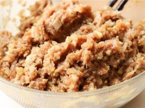 加入五香粉、盐和花生油搅拌均匀，肉馅就做好了。